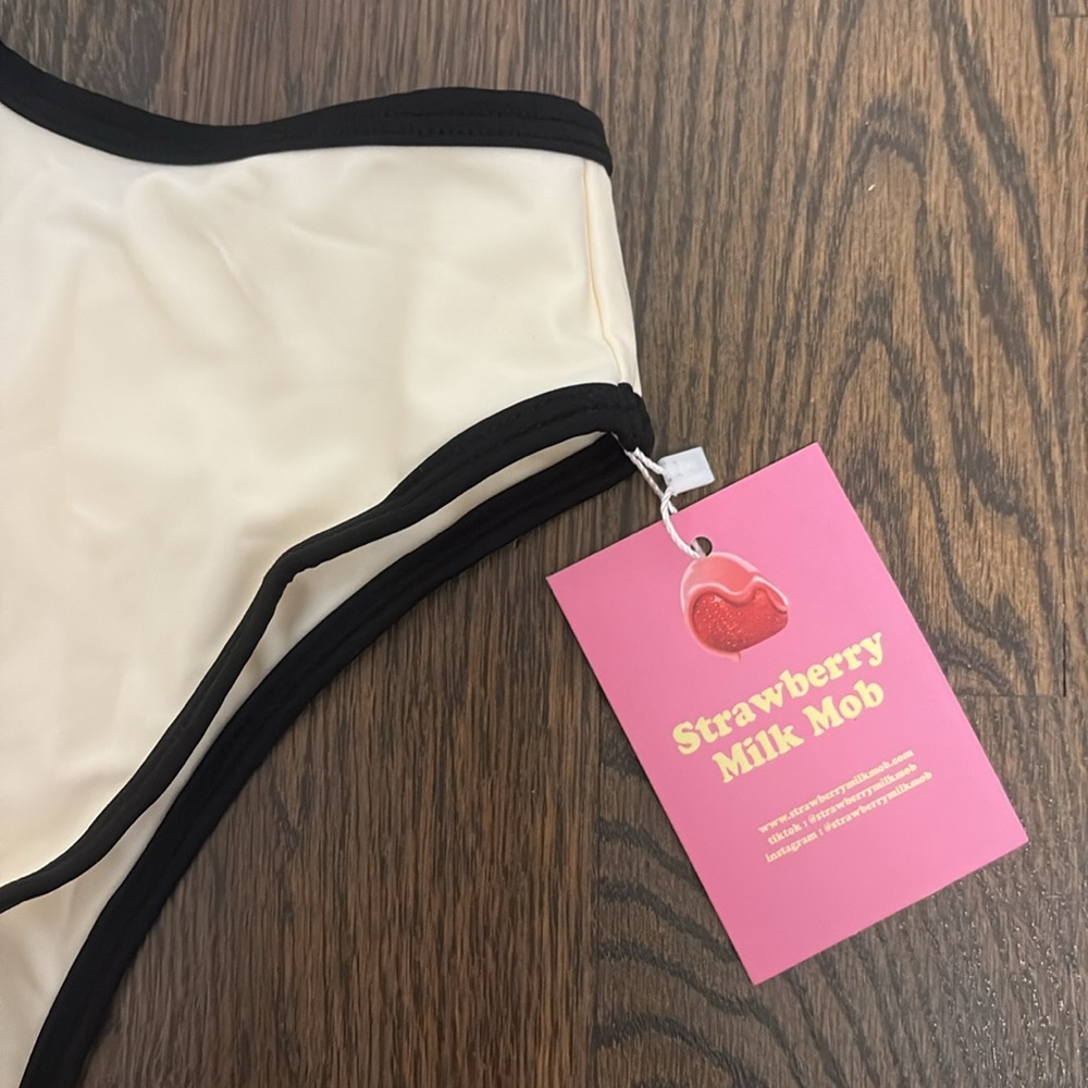 Strawberry Milk Mob Cream and Black Swimsuit - Picture 2 of 5